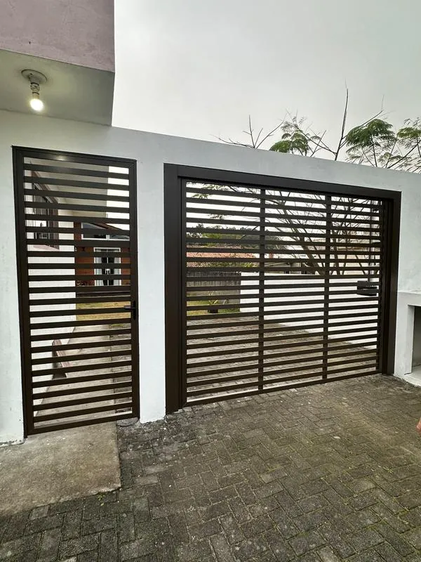 Portão de alumínio com venezianas horizontais – design moderno em marrom