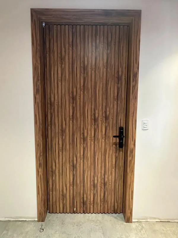 Porta pivotante revestida em PVC amadeirado com fechadura digital