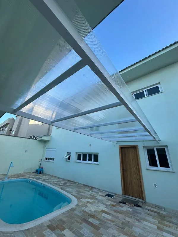 Cobertura em policarbonato com estrutura de alumínio – área de lazer com piscina