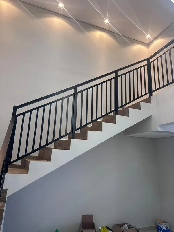 Corrimão e guarda-corpo em alumínio preto – escada com design clean